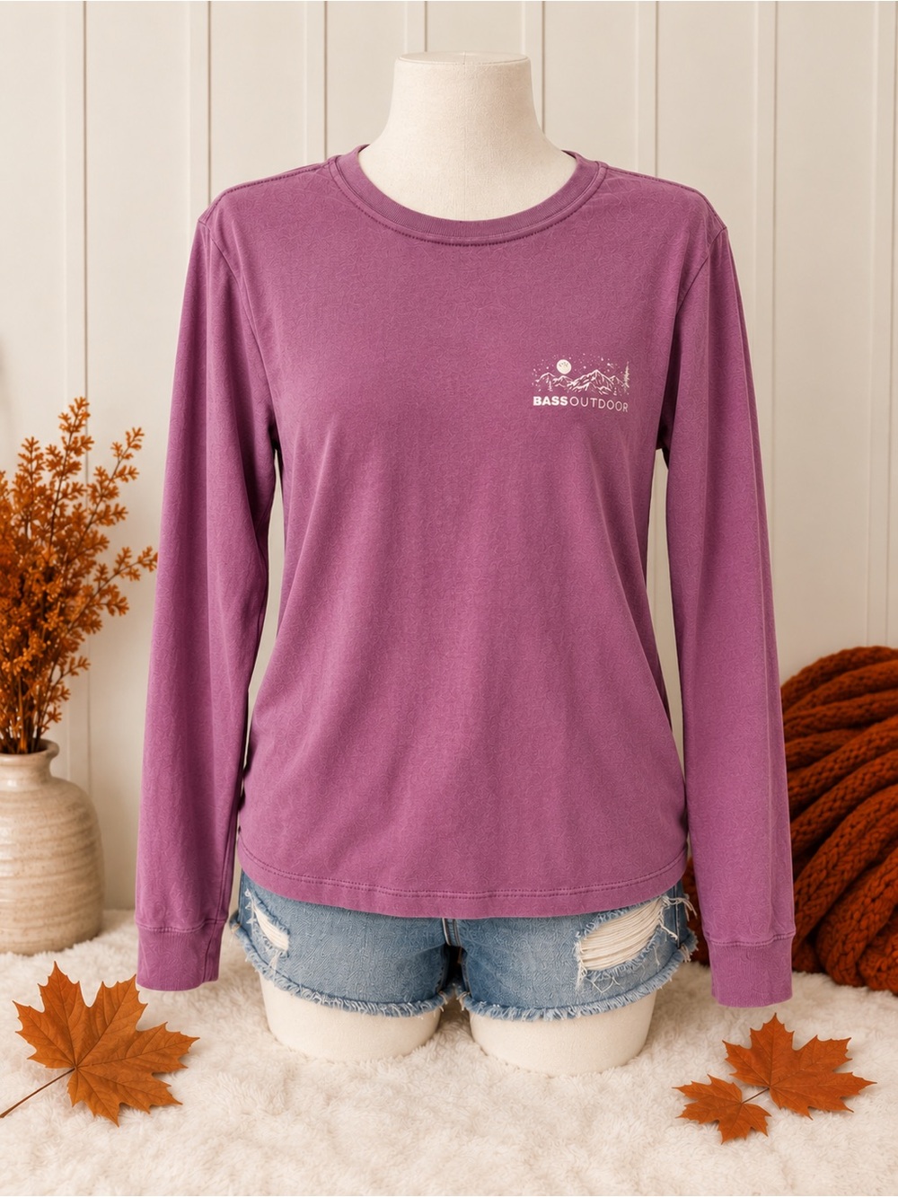 NWT. Women’s Bass Outdoor Crewneck
